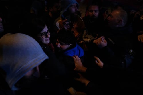 მედიაკოალიცია: ადიგენში მიმდინარე შეხვედრის გაშუქებისას პოლიცია ჟურნალისტს ხელს უშლიდა