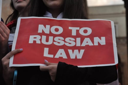 "არა რუსულ კანონს" - პარლამენტთან აქცია დღესაც მიმდინარეობს