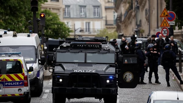 პოლიციამ დააკავა კაცი, რომელიც პარიზში, ირანის საკონსულოს წინ თავის აფეთქებით იმუქრებოდა